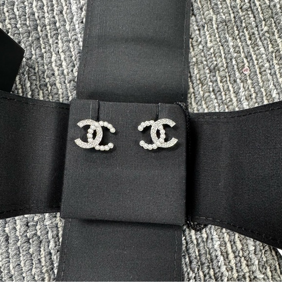 CHANEL CC LOGO STUD EARRINGS WITH PEARLS - Picture 5 of 14